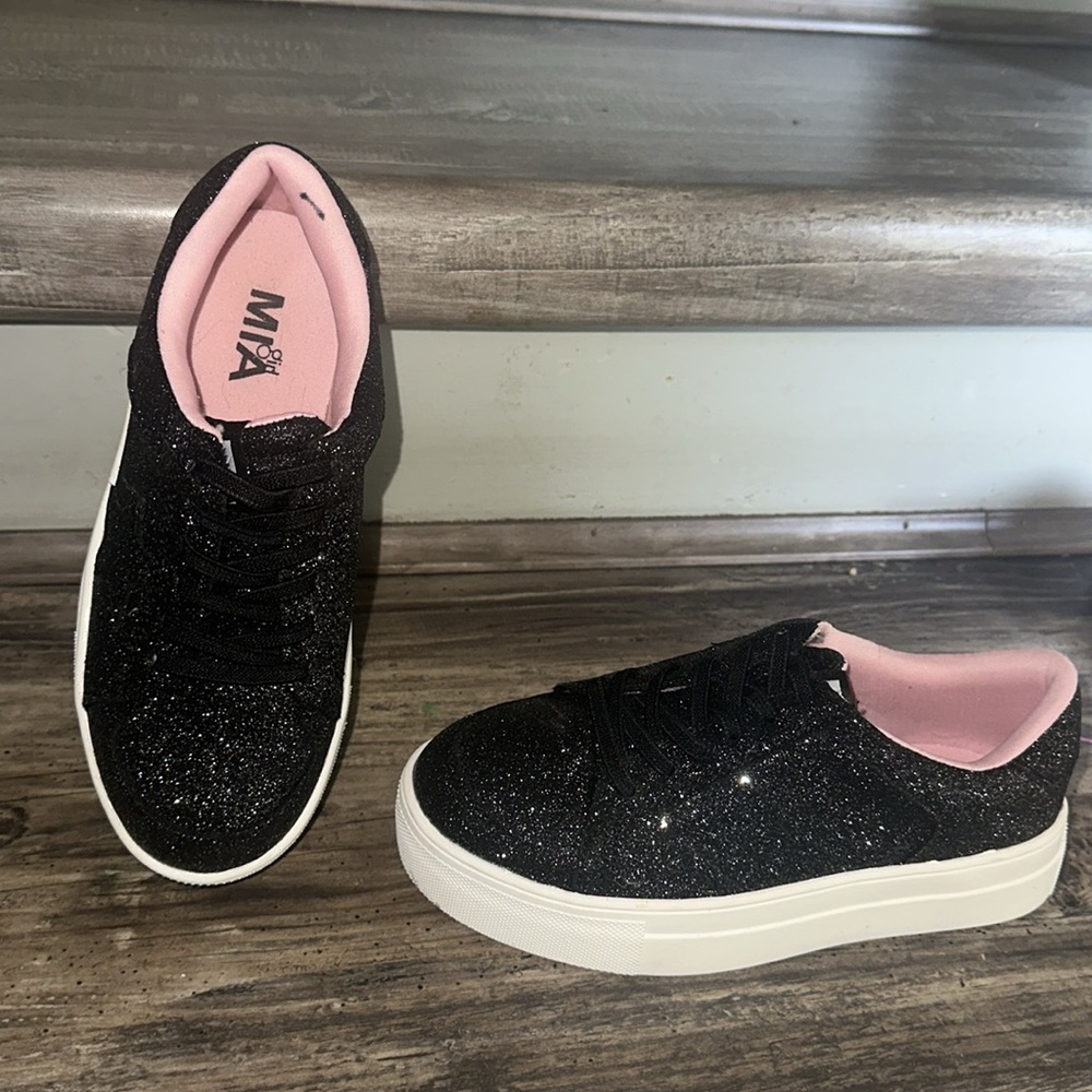 Girls Sparkly Black tennis shoes